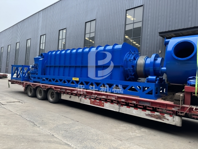 大型炭化生產(chǎn)線全套設(shè)備裝車,忙碌不停搶進(jìn)度